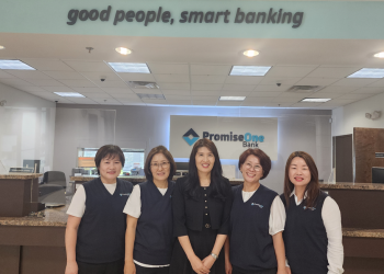 프라미스원 은행 도라빌점의 이정아 지점장(왼쪽 세번째)과 직원들