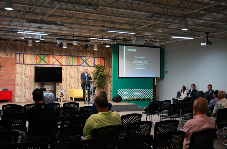 한인변호사협회가 개최한 무료 법률세미나에서 사회를 맡은 정승욱 변호사