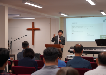 김창근 교협 장애인분과 위원장이 26일 발달장애사역 클리닉에서 발표하고 있다. 장채원 기자
