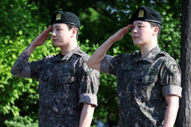 육군 현역 복무를 마치고 만기 전역한 그룹 방탄소년단(BTS)의 지민(오른쪽)과 정국이 11일 경기도 연천군 연천공설운동장에서 거수경례를 하고 있다. [로이터]