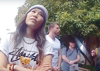 알리시아 한나-김(왼쪽)이 지난 22일 워싱턴 스테이트 섬머콘 행사장에서 동료 배우 마틴 코브(맨 오른쪽)에게 물린 뒤, 현장에 출동한 경찰에게 상황을 설명하고 있다. [경찰 보디캠 영상 캡처]