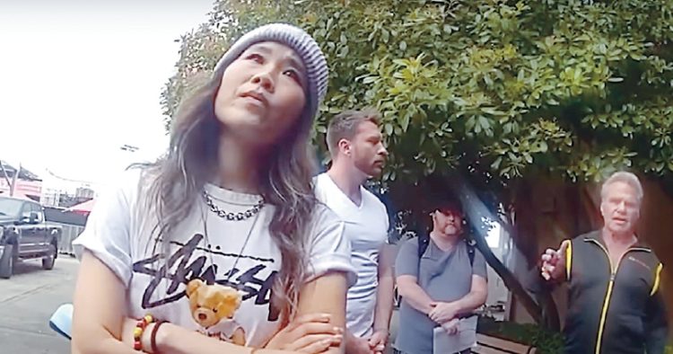 알리시아 한나-김(왼쪽)이 지난 22일 워싱턴 스테이트 섬머콘 행사장에서 동료 배우 마틴 코브(맨 오른쪽)에게 물린 뒤, 현장에 출동한 경찰에게 상황을 설명하고 있다. [경찰 보디캠 영상 캡처]