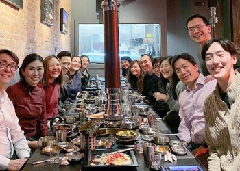 미국 매사추세츠 종합병원 종양학 교수인 한국계 리차드 리 박사 등 하버드 의대와 제휴 관계를 맺은 종합 의료 네트워크 ‘매사추세츠 제너럴 브리검(Massachusetts General BrighamㆍMGB)’에서 일하는 한인 의료인 모임 ‘김치(KIMCHI)’ 회원들이 보스턴 한 식당에서 모임을 가지며 단체 사진을 찍고 있다. 사진 리차드 리 박사