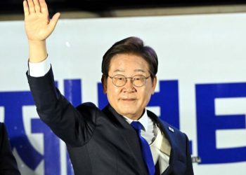 제21대 대통령이 된 이재명 대통령이 4일 서울 여의도 국회 앞에 마련된 더불어민주당의 국민개표방송시청 현장에서 지지자들에게 감사 인사를 하고있다. 김성룡 기자