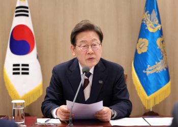 이재명 대통령이 4일 서울 용산구 대통령실에서 열린 1호 행정명령 비상경제점검TF 회의에 참석해 모두발언을 하고 있다. 대통령실사진기자단