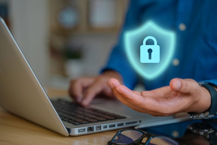 ID 유출 이미지[ShutterStock]