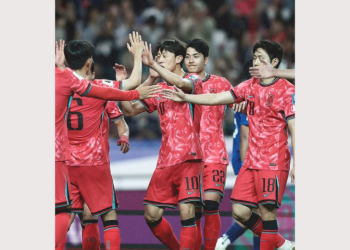 경기에서 완승을 거둔 대표팀 선수들이 서로 축하하고 있다. [대한민국 축구 국가대표팀 인스타그램]