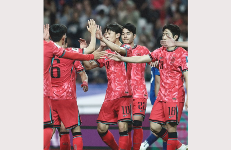 경기에서 완승을 거둔 대표팀 선수들이 서로 축하하고 있다. [대한민국 축구 국가대표팀 인스타그램]