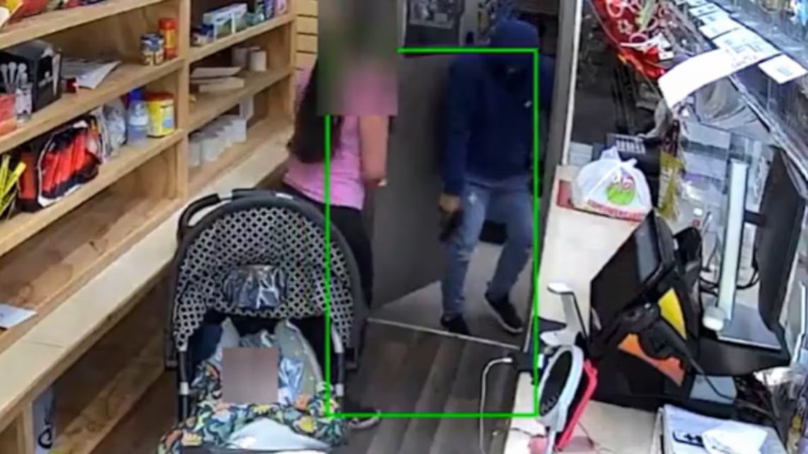 지난 13일 무장강도가 갓난아기를 옆에 둔 종업원을 권총으로 위협하는 장면. [귀넷 경찰 제공]