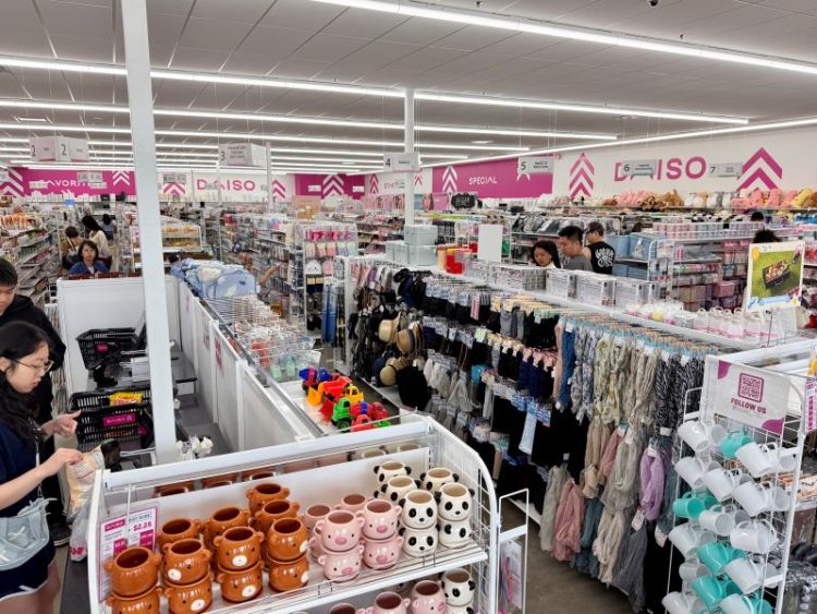 알파레타 다이소 매장 안에에서 사람들이 물건을 고르고 있다. 윤지아 기자.