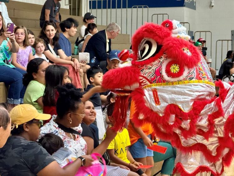 축제의 막을 올린 사자춤 공연. 관객들이 사자 입으로 빨간 봉투를 넣어주고 있다. 윤지아 기자.