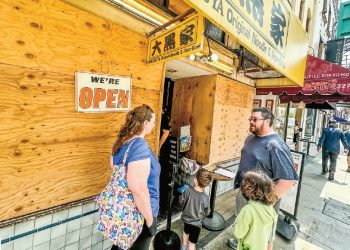 리틀도쿄의 유명 라멘 식당 '다이코쿠야'가 약탈에 대비 외벽에 목재 패널을 설치한 채 영업하고 있다. LA지사=김상진 기자
