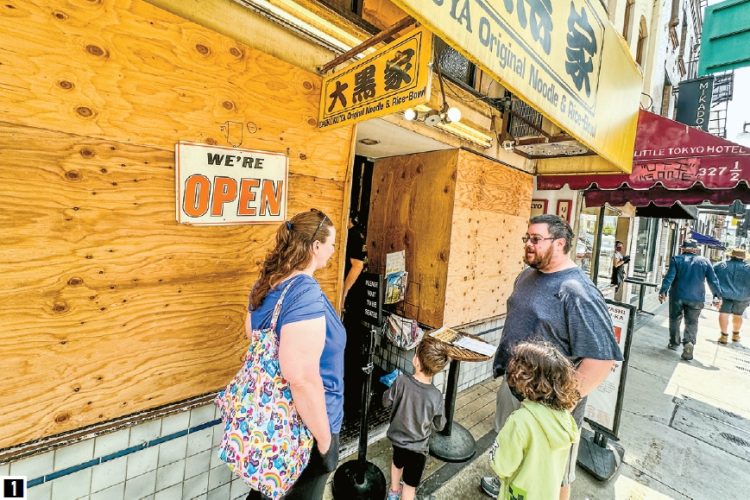 리틀도쿄의 유명 라멘 식당 '다이코쿠야'가 약탈에 대비 외벽에 목재 패널을 설치한 채 영업하고 있다. LA지사=김상진 기자