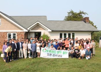 밀알선교단과 후원자들이 꿈터 앞에서 기념사진을 찍었다.