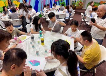 밀알 학생들이 봉사자들과 함께 마블 아트를 캔버스 위해 그리고 있다. 윤지아 기자.