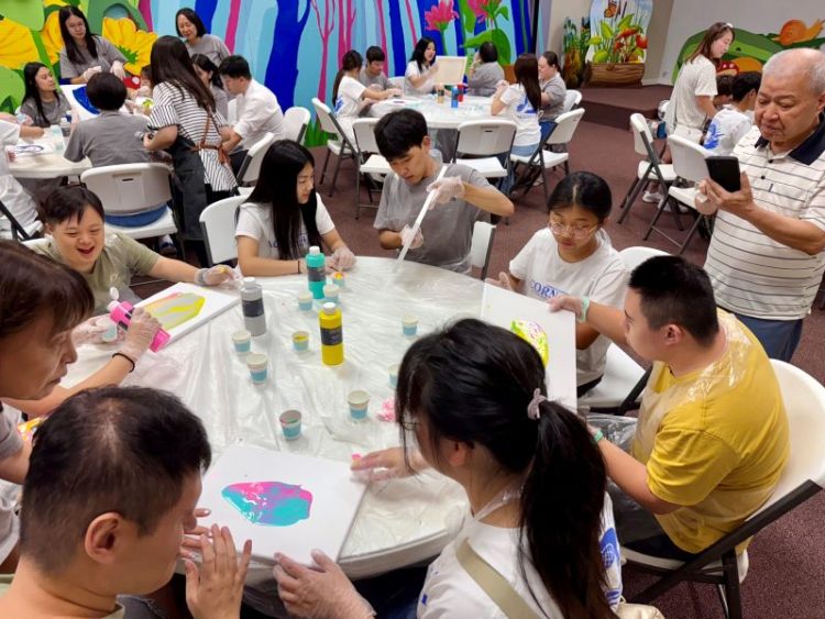 밀알 학생들이 봉사자들과 함께 마블 아트를 캔버스 위해 그리고 있다. 윤지아 기자.