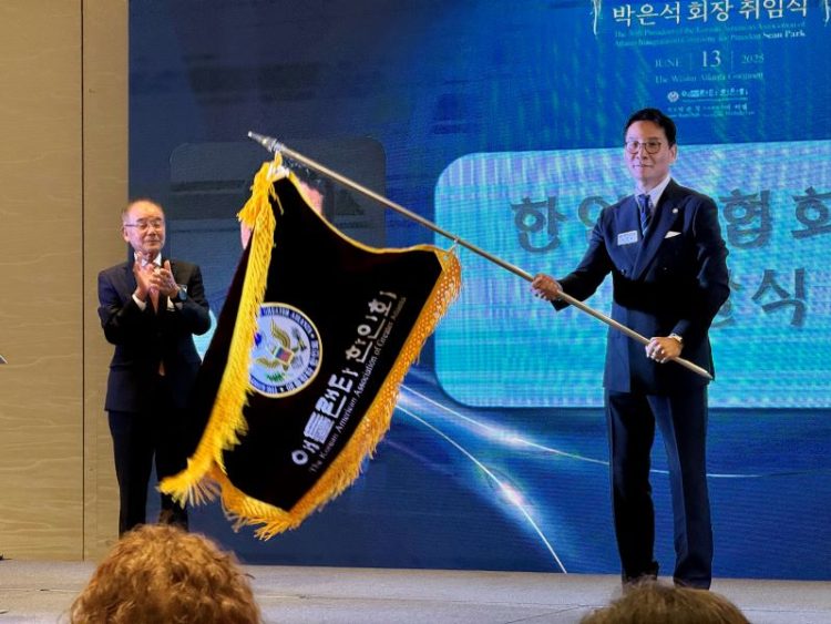 박은석 회장이 새롭게 제작한 한인회기를 김백규 위원장으로부터 받았다. 윤지아 기자.