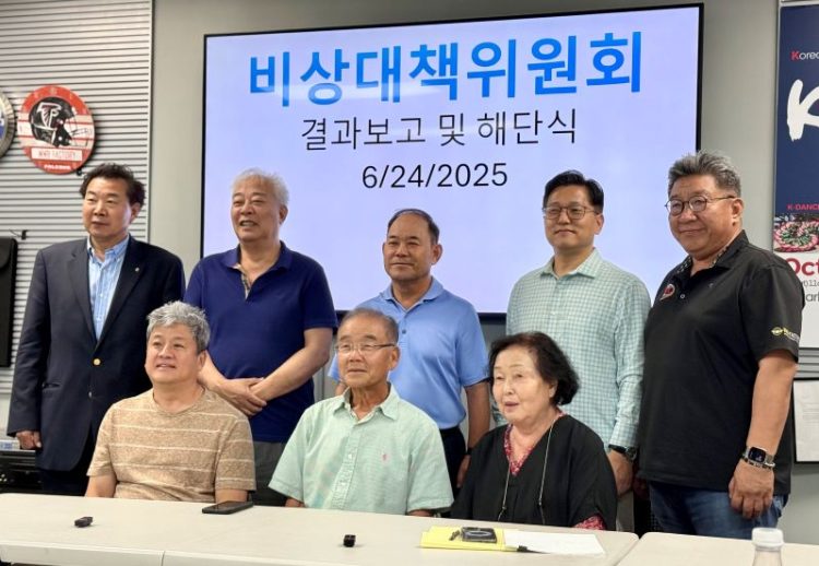 비대위 주요 인사들이 24일 해산 기자회견을 갖고 있다.  윤지아 기자.