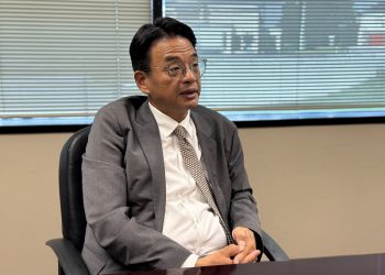 서상표 총영사가 본사를 방문, 인터뷰를 갖고 있다.