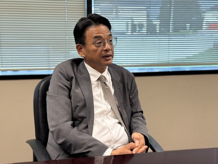 서상표 총영사가 본사를 방문, 인터뷰를 갖고 있다.