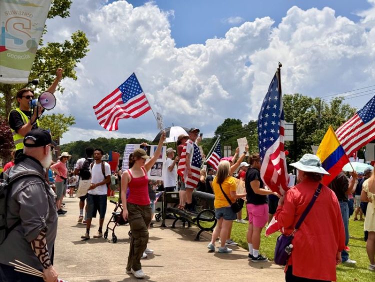스와니 집회 참여자들이 곳곳에서 미국 국기를 흔들며 '노 킹스 인 아메리카'를 외치고 있다. 윤지아 기자.