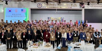 지난 3월 21일 조지아주  ‘전우의 날’ 선포 7주년 기념 행사에서 전우들과 참석자들이 기념사진을 찍었다. 윤지아 기자.