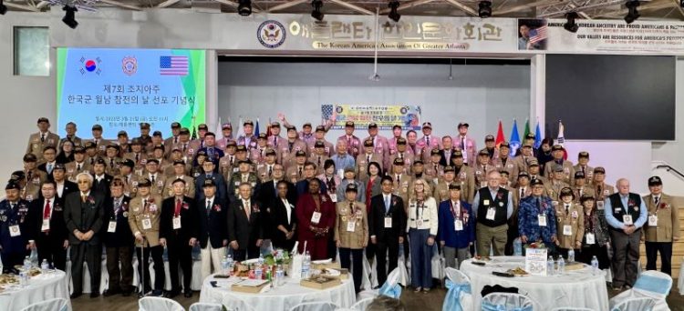 지난 3월 21일 조지아주 ‘전우의 날’ 선포 7주년 기념 행사에서 전우들과 참석자들이 기념사진을 찍었다. 윤지아 기자.
