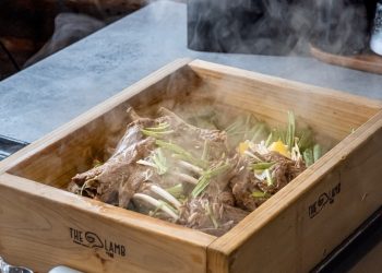 둘루스 이바돔이 새롭게 선보인 보양 메뉴 ‘염소 편백 수육’.