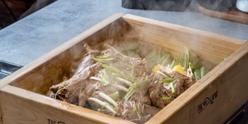 둘루스 이바돔이 새롭게 선보인 보양 메뉴 ‘염소 편백 수육’.
