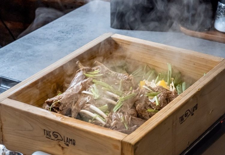 둘루스 이바돔이 새롭게 선보인 보양 메뉴 ‘염소 편백 수육’.