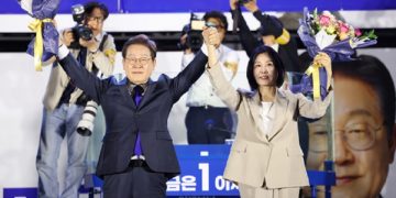 더불어민주당 이재명 제21대 대통령 당선인과 부인 김혜경 여사가 지지자들에게 손을 흔들고 있다. [중앙일보]