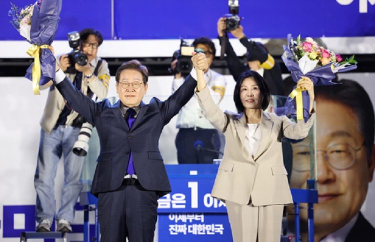 더불어민주당 이재명 제21대 대통령 당선인과 부인 김혜경 여사가 지지자들에게 손을 흔들고 있다. [중앙일보]