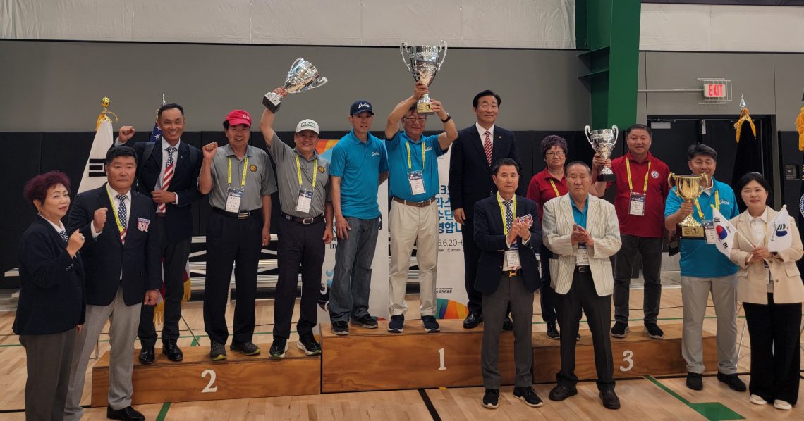 권오석(왼쪽에서 5번째) 조지아체육회 회장이 트로피를 들어올리고 있다.