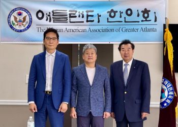 (왼쪽부터) 박은석 한인회장, 권오석 회장, 권요한 이사장. 윤지아 기자.