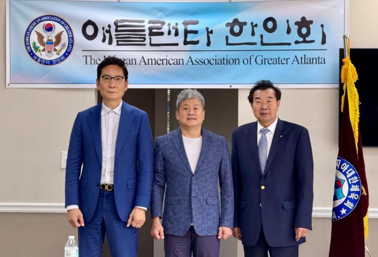 (왼쪽부터) 박은석 한인회장, 권오석 회장, 권요한 이사장. 윤지아 기자.