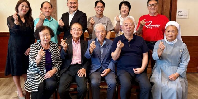 지난 6월 천사포재단 관계자들과 지역 봉사단체 대표들이 전달식 후 손가락 하트를 그리며 단체사진을 찍었다. 윤지아 기자.