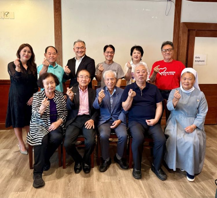 천사포재단 관계자들과 지역 봉사단체 대표들이 전달식 후 손가락 하트를 그리며 단체사진을 찍었다. 윤지아 기자.