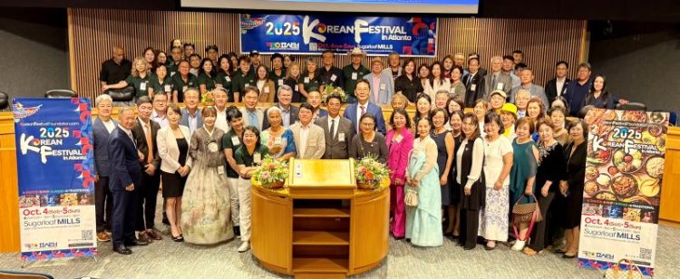 킥오프 행사 참석자들이 단체사진을 찍었다. 윤지아 기자.