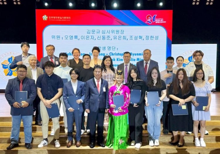 장학생들과 장학생 심사위원들이 한자리에 섰다. 윤지아 기자.