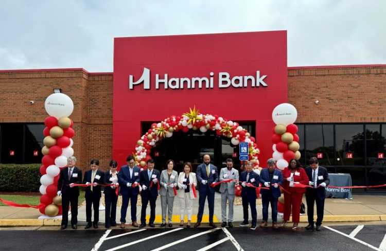 5일 오전 11시 한미은행 둘루스점 그랜드 오프닝 행사에서 테이프 커팅식이 진행되고 있다. 윤지아 기자.