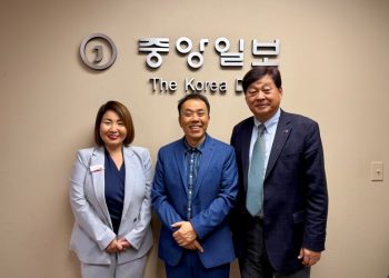 4일 본사를 방문한 신디 염 지점장(왼쪽)과 제이 윤 부행장(오른쪽)이 본사 이종호 대표와 한자리에 섰다. 윤지아 기자.