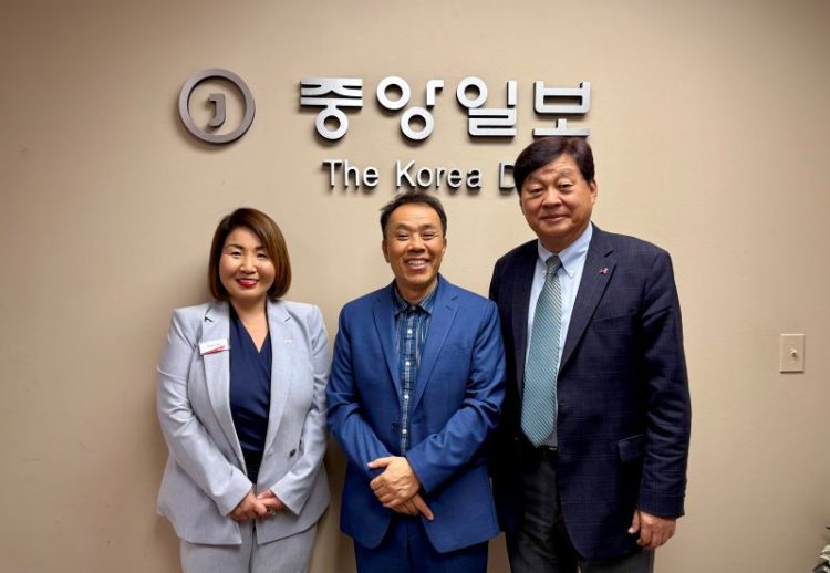 4일 본사를 방문한 신디 염 지점장(왼쪽)과 제이 윤 부행장(오른쪽)이 본사 이종호 대표와 한자리에 섰다. 윤지아 기자.