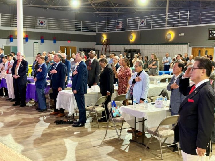 6·25 전쟁 75주년 기념식에서 참석자들이 국기에 대해 경례하고 있다. 윤지아 기자.