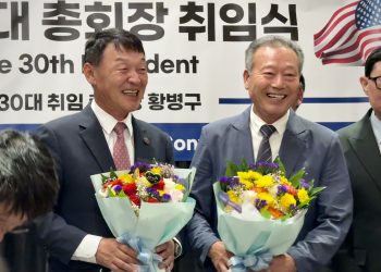 이경철(왼쪽) 전임 회장과 황병구 신임 회장이 서로 이임과 취임을 축하하며 웃고 있다. 윤지아 기자.