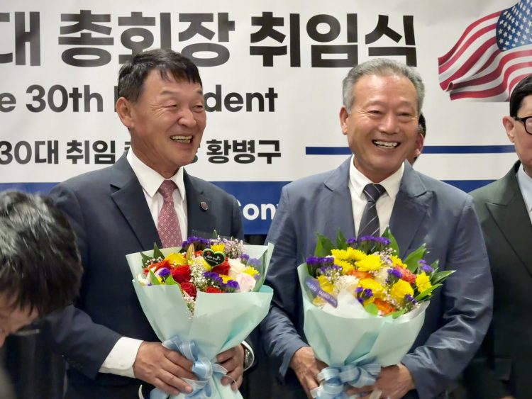 이경철(왼쪽) 전임 회장과 황병구 신임 회장이 서로 이임과 취임을 축하하며 웃고 있다. 윤지아 기자.