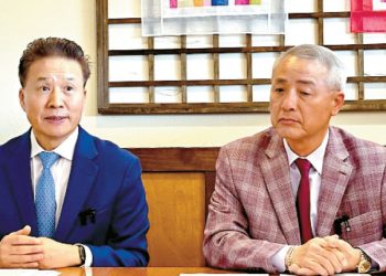 김화생(왼쪽) 메트로시티은행장과 김동욱 제일IC은행장이 합병 과정을 설명하고 있다. 윤지아 기자