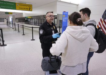 CBP 관계자가 발티모어 국제공항으로 입국하는 여행객들을 안내하는 이미지 사진. [CBP 제공]