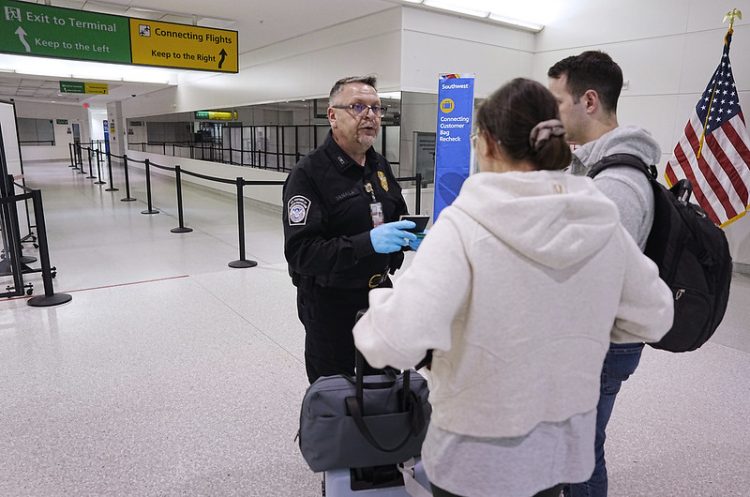 CBP 관계자가 발티모어 국제공항으로 입국하는 여행객들을 안내하는 이미지 사진. [CBP 제공]