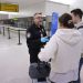 CBP 관계자가 발티모어 국제공항으로 입국하는 여행객들을 안내하는 이미지 사진. [CBP 제공]