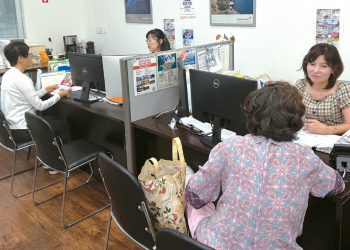 춘추여행사 항공 티켓 담당자들이 고객 상담을 하고 있다. [업체 제공]